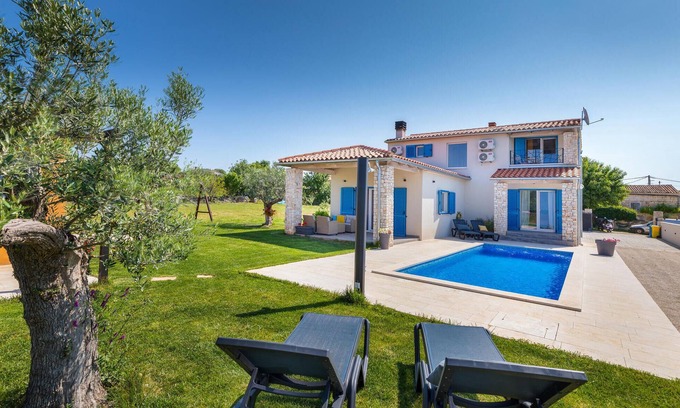 Gajana House | Amazing home in Gajana with WiFi