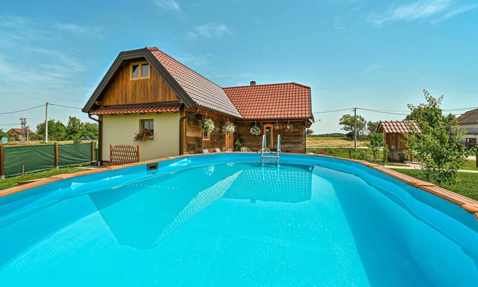 Vrbovec House | Amazing home in Lonjica with WiFi