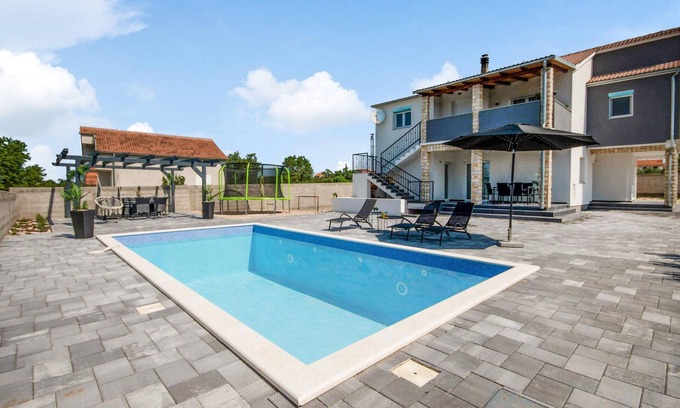 Tinj House | Amazing home in Tinj with kitchen