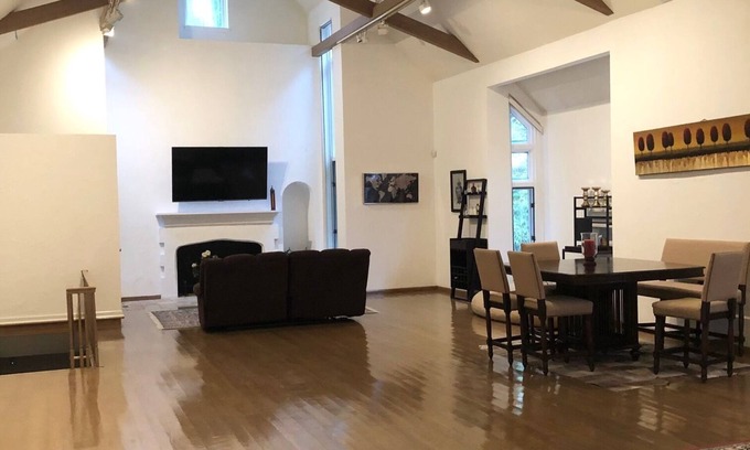 Penn Wynne Apartment | AMAZING HUGE GALLERY APARTMENT + FREE PARKING IN PRIME LOCATION