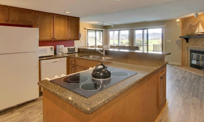 North Shore Condo | AMAZING LAKE LOCATION! Stay a week for 30% discount! MANY Resort Amenities!