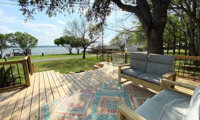 West Livingston House | AMAZING Lake Views - Modern Luxury, Pet-friendly, Cowboy Pool, 2 King Beds!