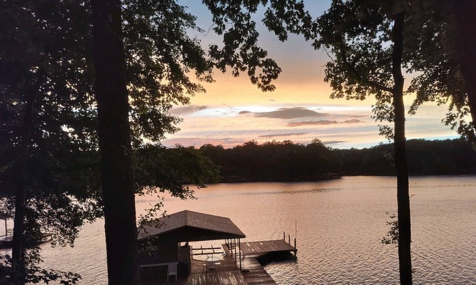 Wise House | Amazing LAKEFRONT Main Lake 5BR/3.5BA House. Quiet Cove, Close to Everything.