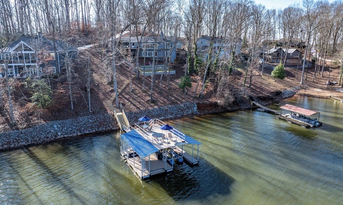 Gainesville House | AMAZING LAKEVIEWS! Beautifully decorated 4 bdm waterfront home with 2-story dock