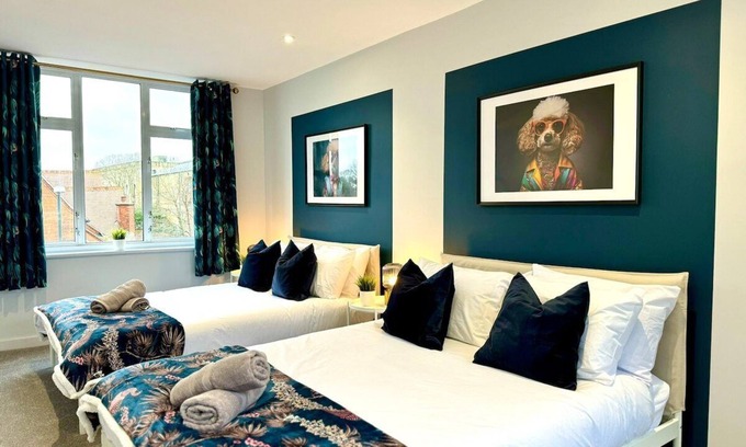 Westbourne Apartment | Amazing Large 3 Bedroom Apartment - Sleeps 8!