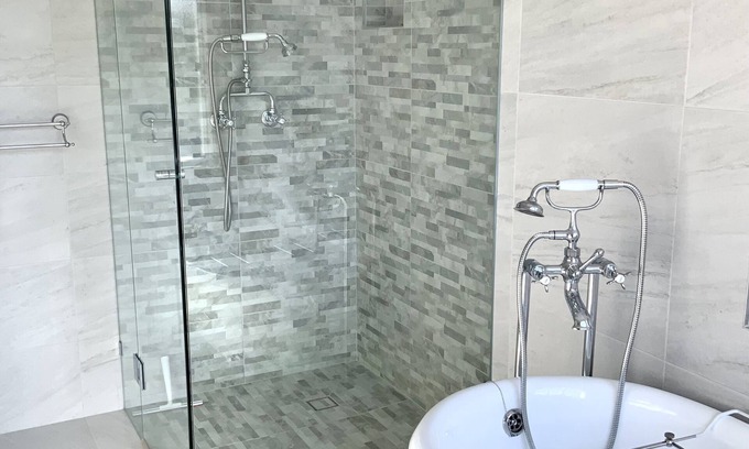 Bentleigh East House | Amazing location, clean gorgeous room FREE CONTINENTAL BREAKFAST AND TOILETRIES
