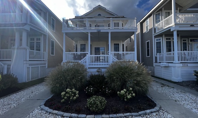 Gold Coast Condo | Amazing Location, Beautiful Condo with Beach Amenities! 3320 West Ave.
