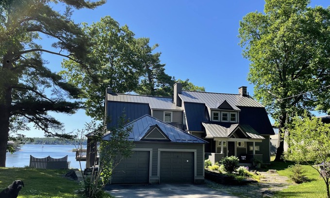 Elizabethtown-Kitley House | Amazing location on the St Lawrence River