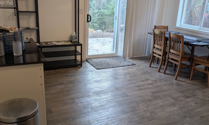Coeur d'Alene House | AMAZING LOCATION-Close to Coeur D' Alene but settled in a wooded atmosphere.