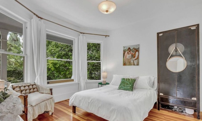 Riley Park House | Amazing Location Vancouver 3br Home - Queen E Park