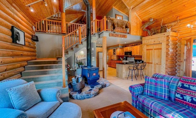 Red Lodge House | Amazing Log Cabin Close to Town with two kitchens and two living rooms