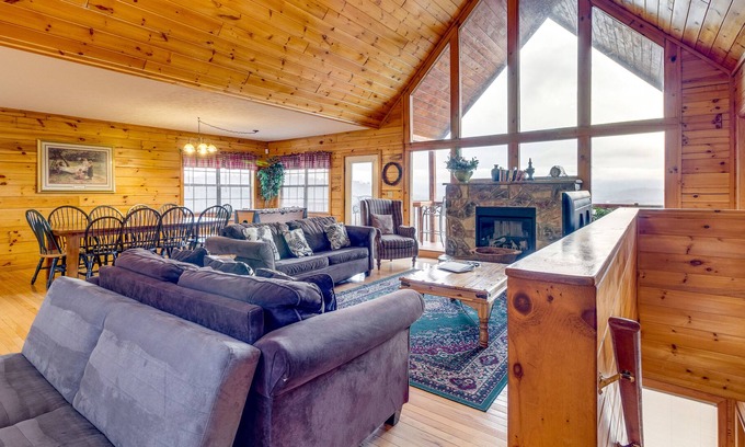 Sevierville Cabin | Amazing log cabin with private hot tub and sweeping mountain views