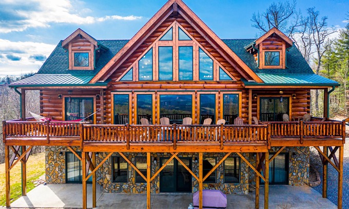Boomer Cabin | Amazing Log home with breath taking mountain views! Mins from Kerr Scott Lake