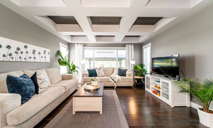 Southeast Edmonton House | ★Amazing Luxe Home★AC☀️HUGE Yard🌴FirePit🐶Friendly
