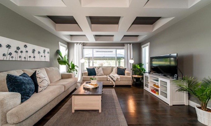 Southeast Edmonton House | Amazing Luxe Home, AC, HUGE Yard, FirePit, Pet Friendly, Sleeps 10!