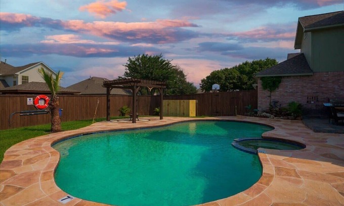 Rowlett House | Amazing Modern Spacious Home with Pool