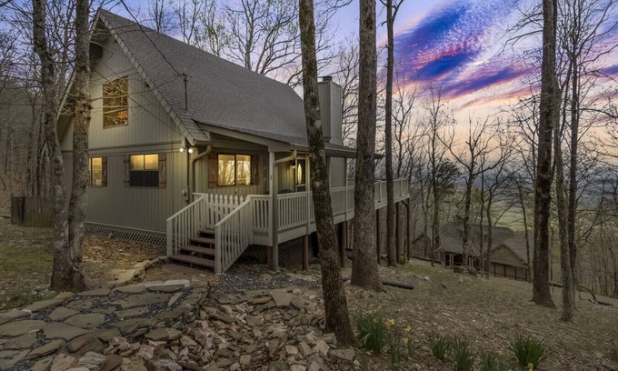 Tate Cabin | Amazing Mountain Scenes, Hot Tub, Pet Friendly