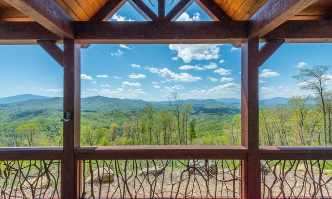 Bakersville Cabin | Amazing Mtn Views, Stunning Sunsets, Fire Pit, Gas Logs, Private, Grill, WiFi!