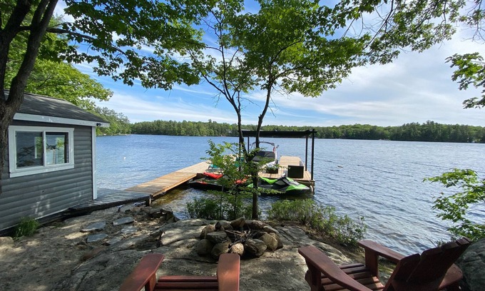 Seguin Ski Chalet | Amazing Muskoka lakeside log home for 2 families (pet friendly!)