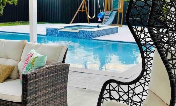 Homestead House | Amazing New Pool Jacuzzi BBQ Waterfall Near Miami Massage chair