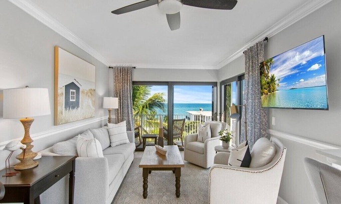 Central Beach Condo | AMAZING OCEAN FRONT CONDO - TOP FLOOR - OCEAN VIEWS ALL AROUND!