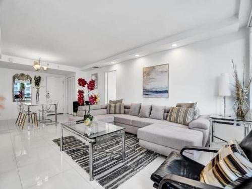 Mid Beach Apartment | Amazing Ocean View Condo Beach Service 1111