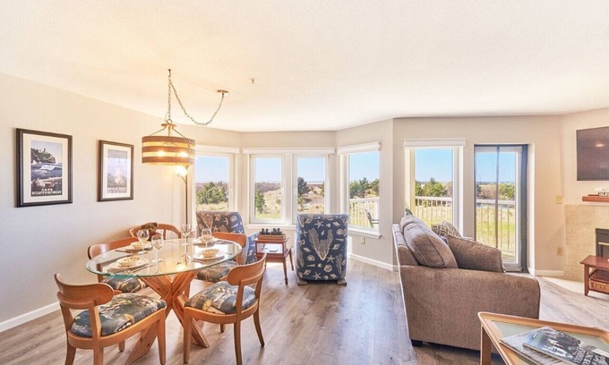 Long Beach Condo | Amazing Ocean Views, Pets Ok, Walk To Town and Beach (Breeze)