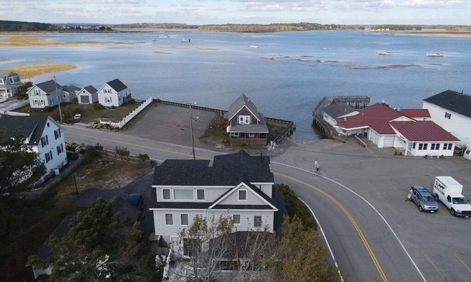 Scarborough House | Amazing Ocean Views. Steps To The Beach & Fantastic Restaurants.
