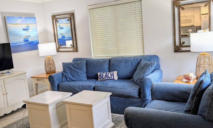 Old Naples Condo | Amazing Old Naples Location! Center of Fifth Ave & Walk to Beach