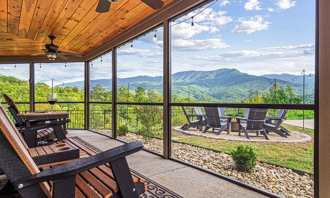 Pittman Center Ski Chalet | Amazing Panoramic Views + Fire Pit + Hot Tub