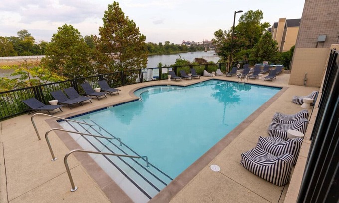 North Capitol Apartment | Amazing pool, Steps 2 Broadway right @ Riverfront!