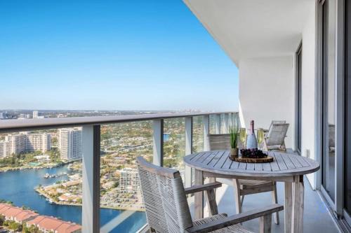 Hollywood South Central Beach Apartment | Amazing Pools - Bay View - Parking Included