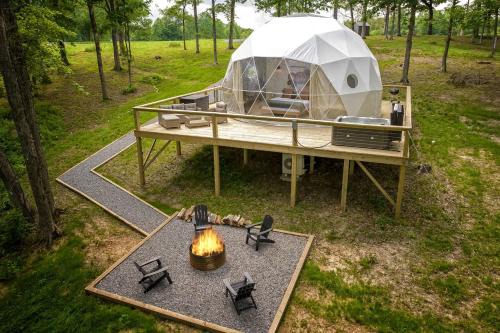 Simpson House | Amazing Pure Glamping Secluded Dome with Hot-tub in Grantsburg, Illinois