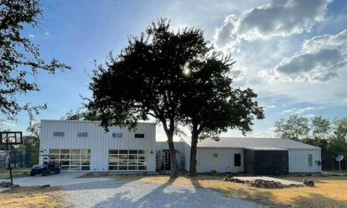 Mineral Wells House | Amazing & Quiet Barndominium with Hot Tub