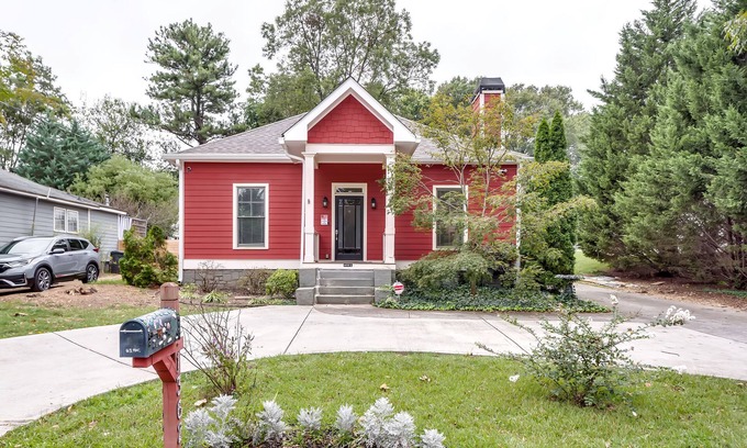 Eagan Park House | Amazing, remodeled, charming getaway w/swimming pool, close to fun and dining!