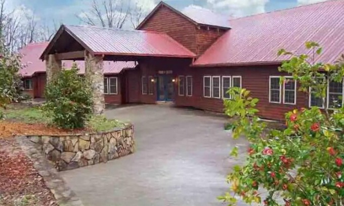 Manchester House | Amazing Retreat and scenic view - 13 bedrooms, spa, fitness and event room.