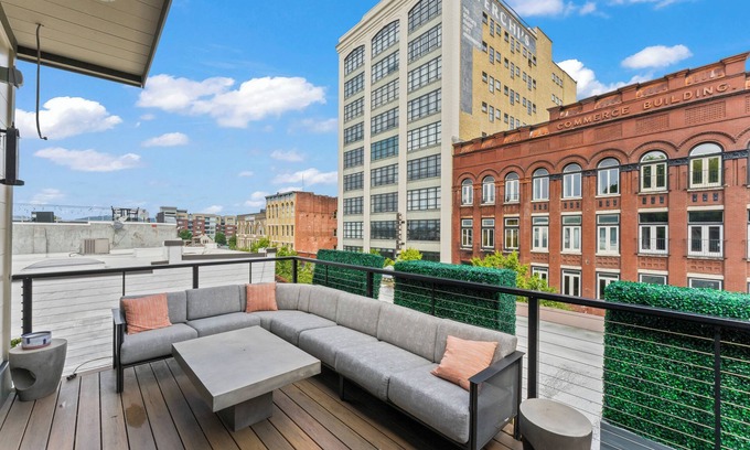 Old City Apartment | Amazing Rooftop Patio overlooking Gay Street