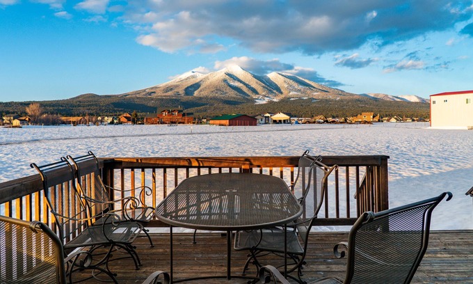 Baderville House | Amazing San Francisco Peak mountain views & Snowbowl minutes away from Suzette Lane