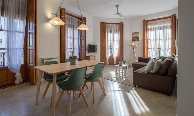 Barrio del Carmen Apartment | Amazing Shiny Apartment! An amazing choice for friends and families!