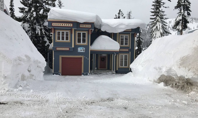 Silver Star Mountain Apartment | Amazing Ski-In Ski-Out and Mountain View Apartment with Hot Tub