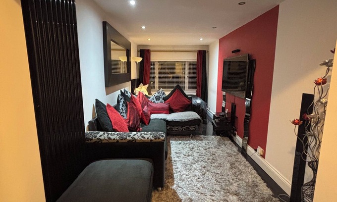 Stanford-le-Hope Apartment | Amazing studio room in a beautiful house