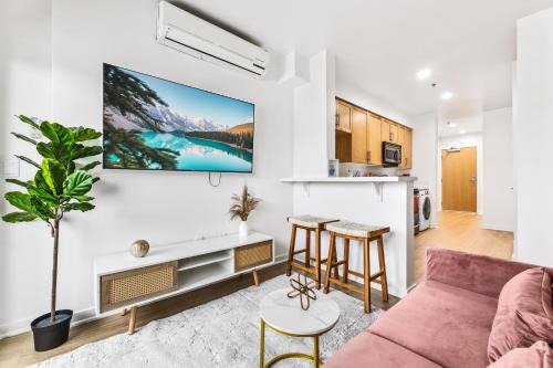 Downtown Apartment | Amazing studio in SM Promenade! Free parking!
