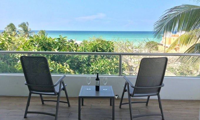 Chicxulub Puerto Apartment | Amazing Sunsets, breeze and Sea View from Bdr and Living room