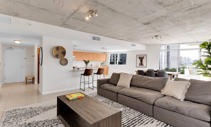 Wynwood Art District Condo | Amazing sunset view with Pool, 2b/2ba, gym , Best location A+!