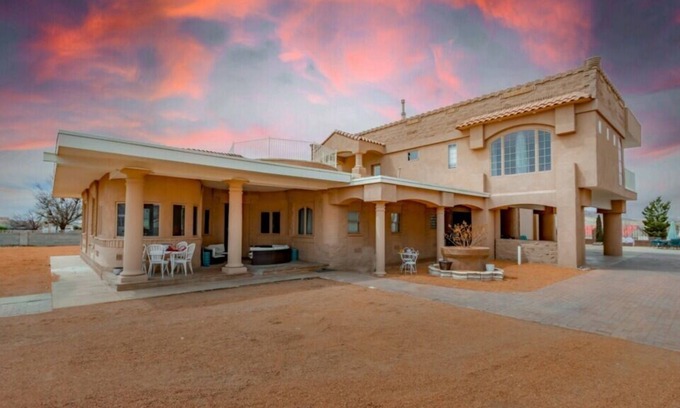 Los Lunas House | Amazing Upscale home with the Best views! 20 minutes to airport. Awesome swimspa
