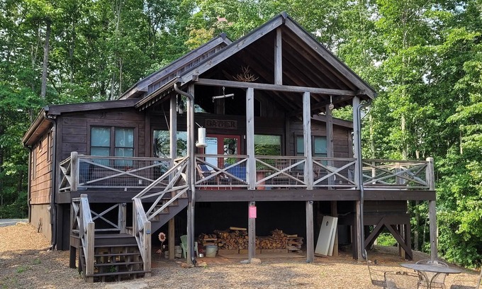 Blue Ridge Cabin | Amazing View - 5M to BR - Private - 2 King rooms on main - Hot tub - Fire Pit
