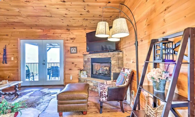 Morganton Cabin | Amazing View- Cozy 2/2 Cabin +Hot Tub +Long Range Mtn Views!