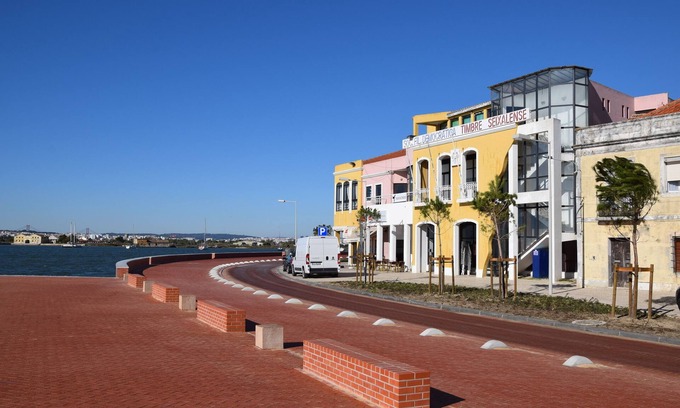 Seixal Apartment | Amazing view over Lisbon and the Tagus River Night & Day