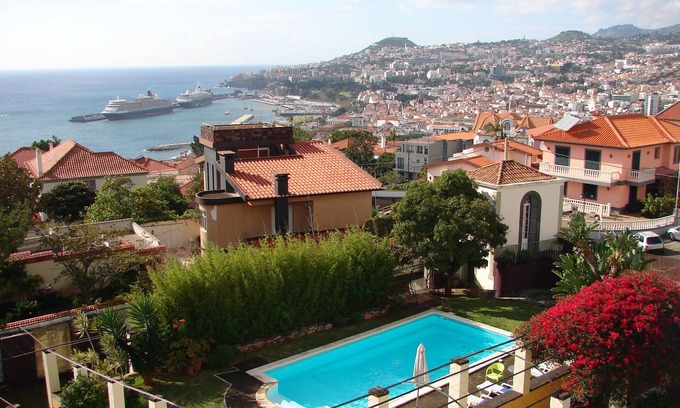 Santa Maria Maior Apartment | AMAZING VIEW over the bay, by the Old Town, walk to the city, quiet area
