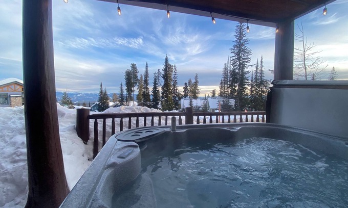 Snow Pine Estates Ski Chalet | Amazing view! Spacious 3-storey/3bed condo at BigWhite w/hot tub + ski in/out.
